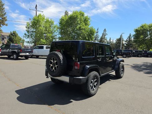 Used 2015 Jeep Wrangler Unlimited Sahara w/ Connectivity Group AWD/4WD image 5