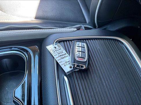 Used 2023 Chrysler Pacifica Limited FWD image 11