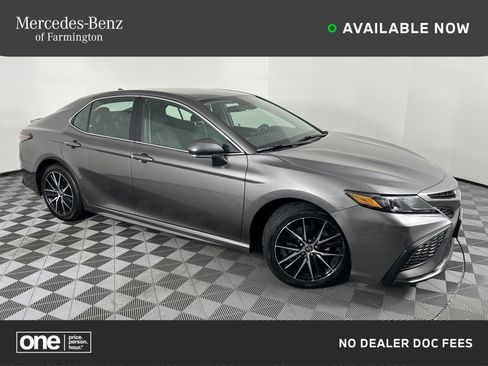 Used 2024 Toyota Camry SE image 1