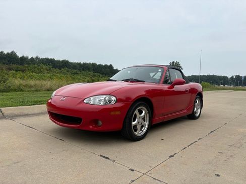 Used 2002 MAZDA MX-5 Miata RWD image 1