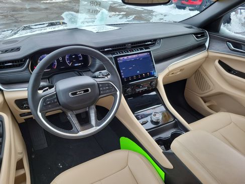 Used 2024 Jeep Grand Cherokee Limited image 23