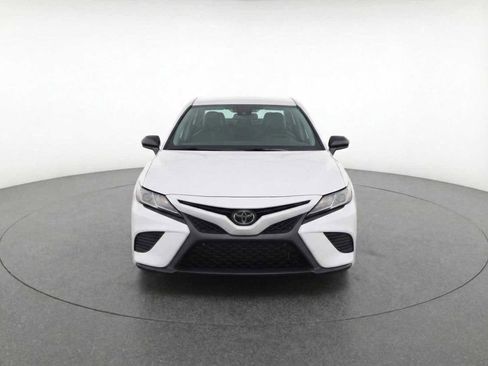 Used 2018 Toyota Camry SE image 2