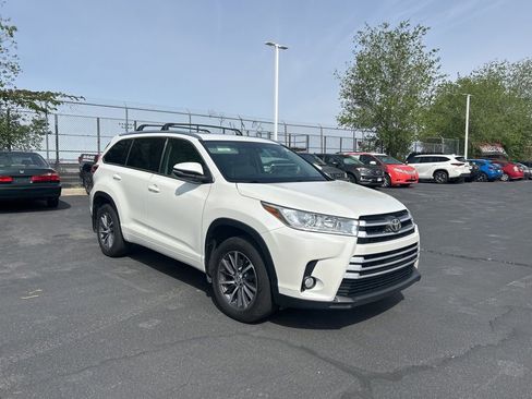 Used 2017 Toyota Highlander XLE w/ Carpet Mat Package image 2