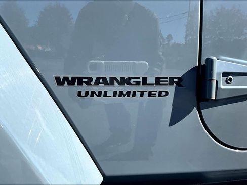 Used 2015 Jeep Wrangler Unlimited Sahara image 29