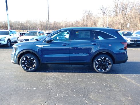 Used 2025 Kia Sorento EX image 4