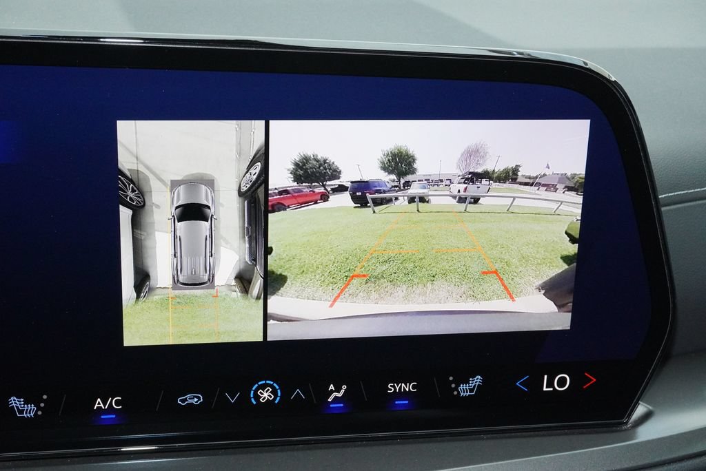 Used 2024 Chevrolet Traverse LT FWD image 13