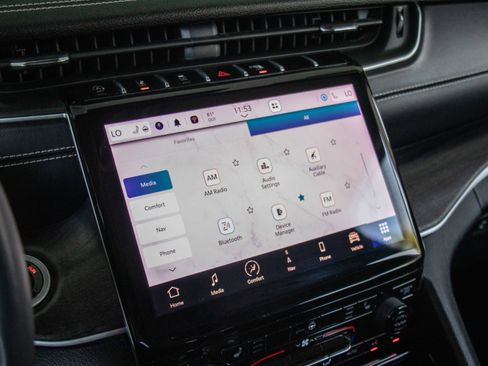 Used 2023 Jeep Grand Cherokee Limited image 16