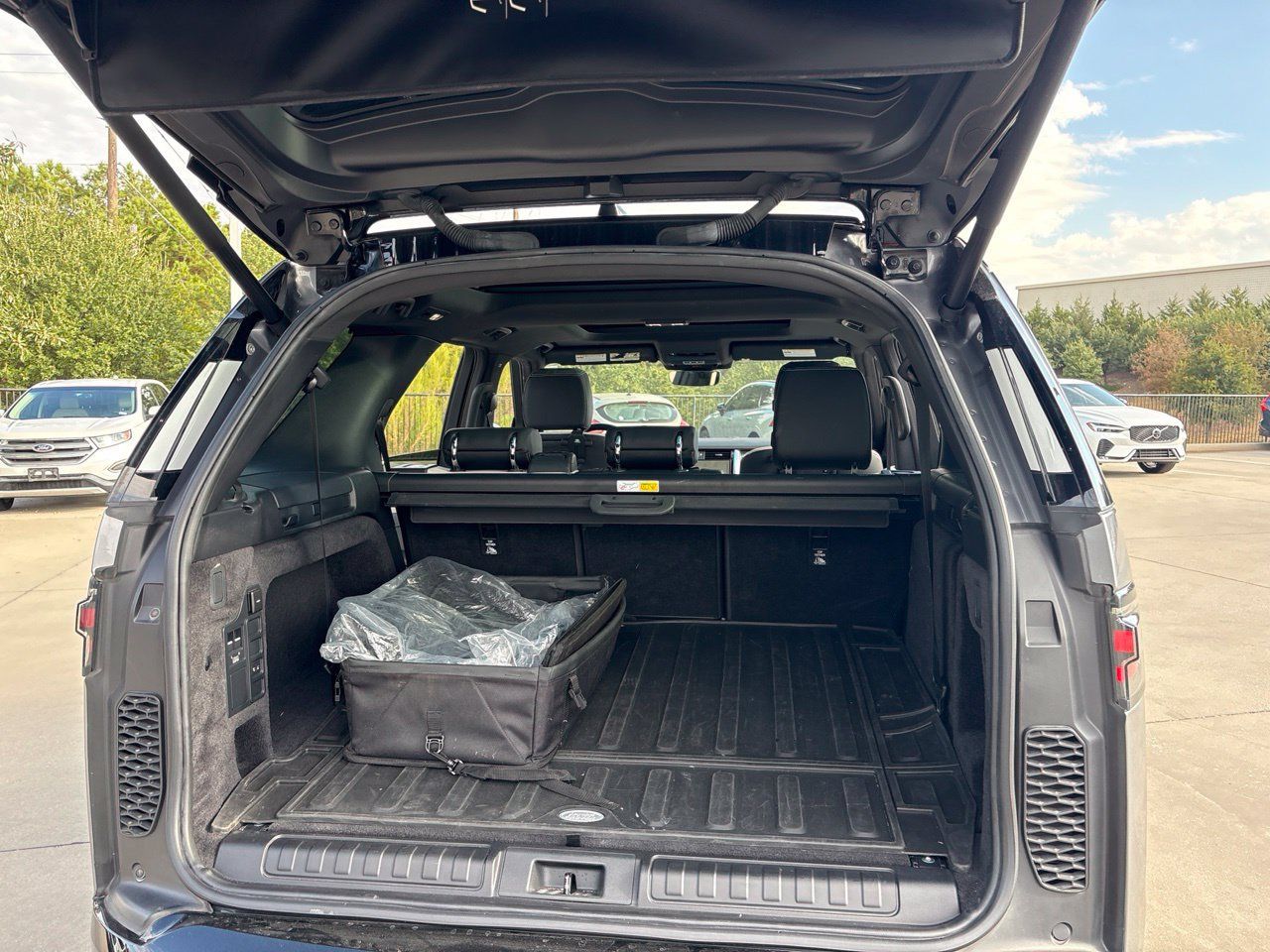 Used 2021 Land Rover Discovery S R-Dynamic AWD/4WD image 9