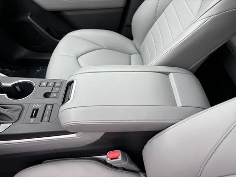 Used 2024 Toyota Highlander XLE AWD/4WD image 28