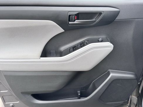 Used 2023 Toyota Highlander LE image 13