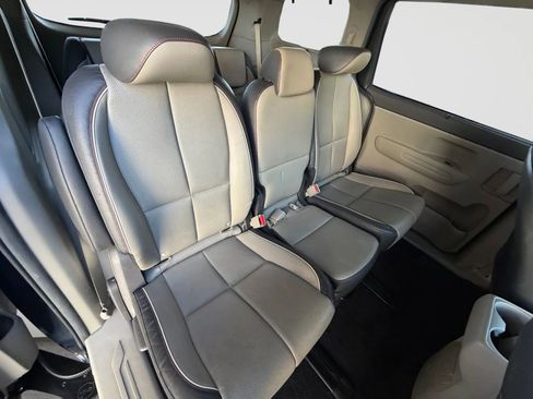 Used 2017 Kia Sedona LX w/ LX Essentials Premium Package image 17