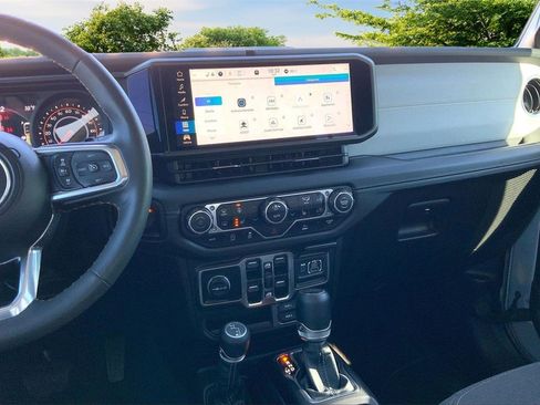 Used 2024 Jeep Wrangler Sahara image 9