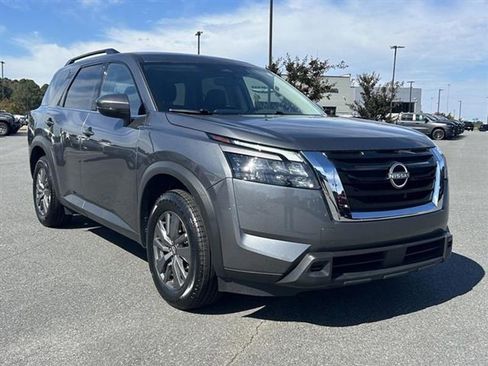 Used 2025 Nissan Pathfinder SV image 4