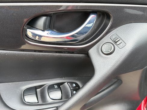 Used 2017 Nissan Rogue SV w/ SV Premium Package AWD/4WD image 20