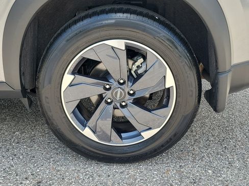 Certified 2025 Nissan Rogue SV FWD image 9
