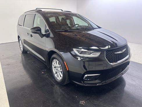 Used 2022 Chrysler Pacifica Touring-L image 2