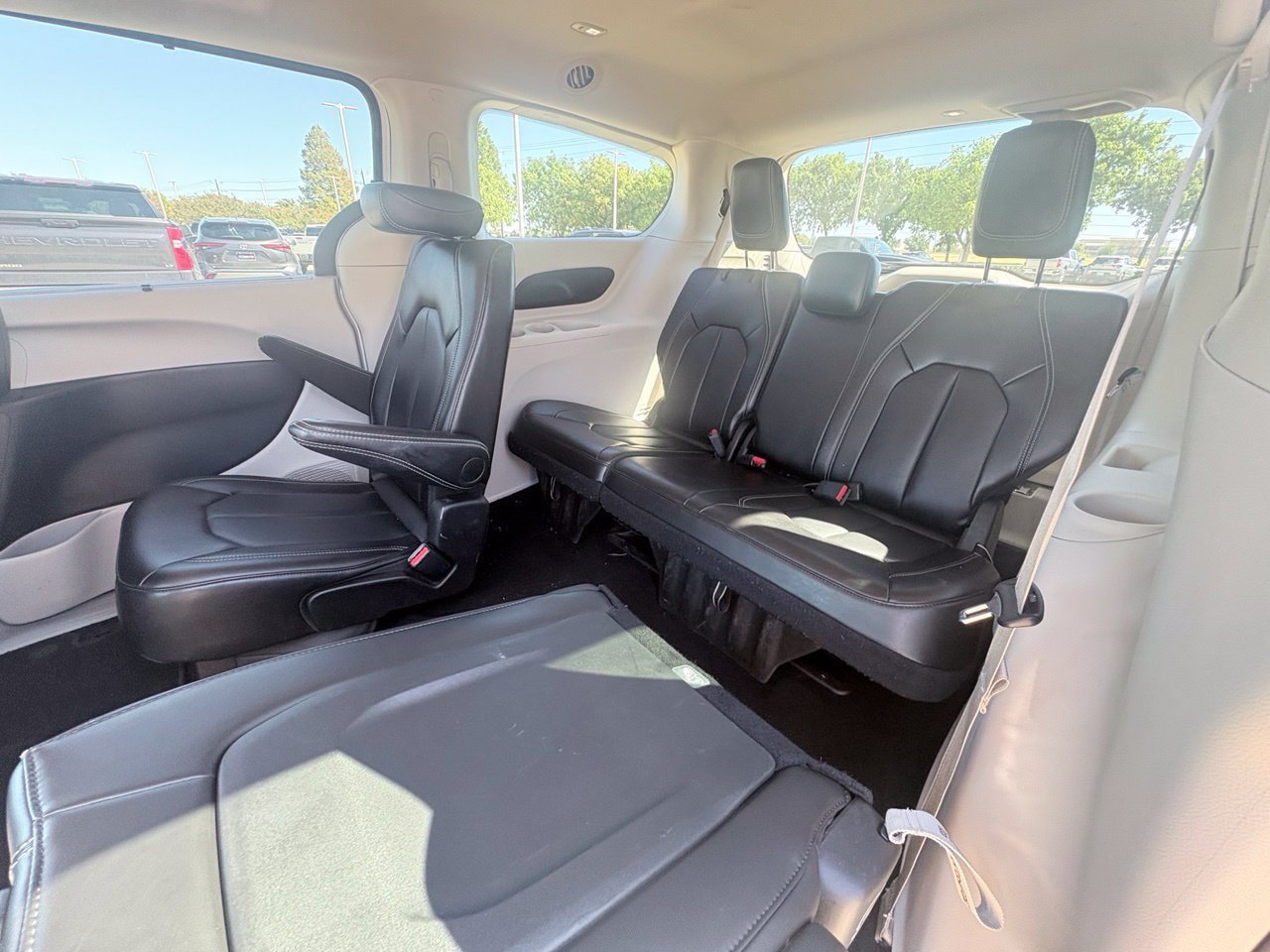Used 2024 Chrysler Pacifica Touring-L FWD image 8