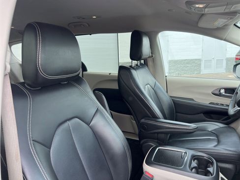 Used 2023 Chrysler Pacifica Touring-L image 25