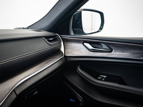 Used 2022 Jeep Grand Cherokee Overland image 36