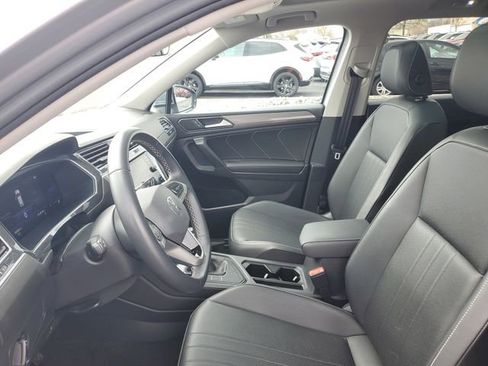 Used 2023 Volkswagen Tiguan SE w/ Panoramic Sunroof Package image 16