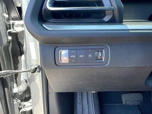 Used 2025 Chevrolet Traverse LT AWD/4WD image 25