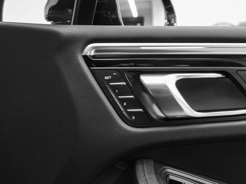 Certified 2022 Porsche Macan AWD/4WD image 20