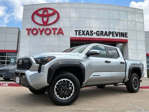 Used 2025 Toyota Tacoma TRD Off-Road AWD/4WD image 2