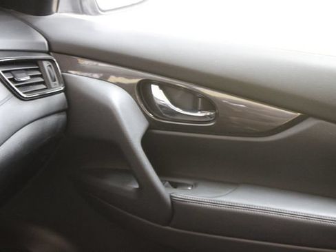 Used 2018 Nissan Rogue S FWD image 11