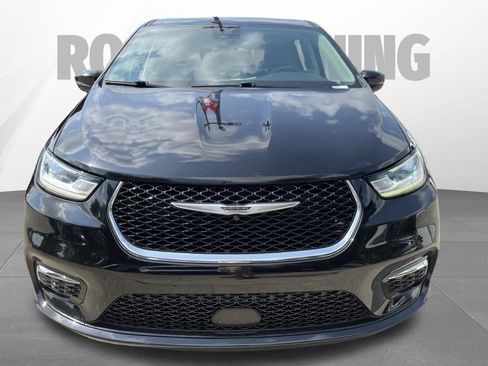 Used 2024 Chrysler Pacifica Touring-L FWD image 2