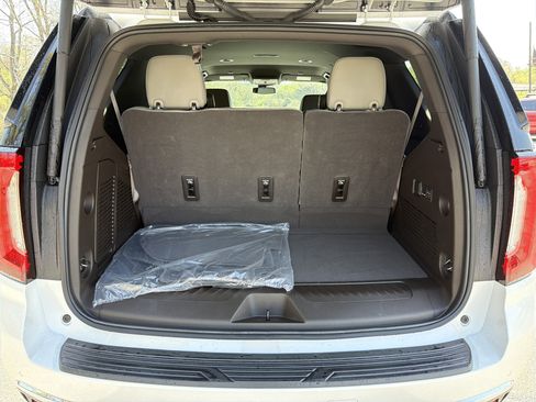 Used 2024 GMC Yukon SLT w/ SLT Luxury Package image 22