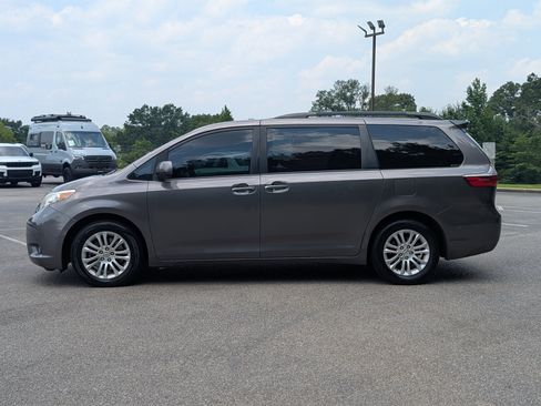 Used 2017 Toyota Sienna XLE FWD image 6