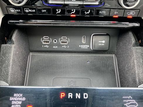 Certified 2022 Jeep Grand Cherokee Overland w/ Luxury Tech Group IV AWD/4WD image 18
