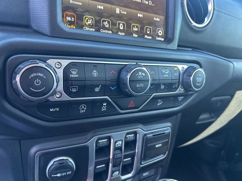 Used 2018 Jeep Wrangler Unlimited Sahara AWD/4WD image 22