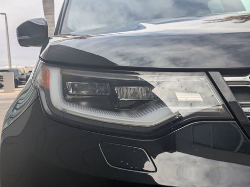 Certified 2025 Land Rover Discovery S image 11