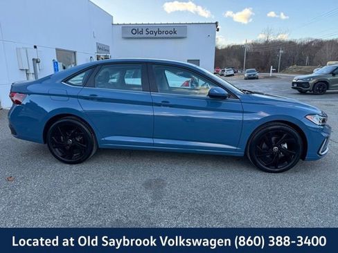 Certified 2025 Volkswagen Jetta SE image 4