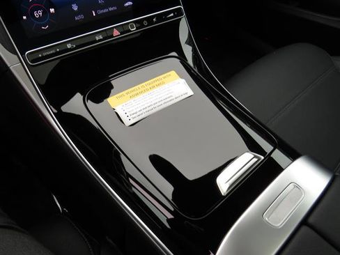 Used 2025 Mercedes-Benz C 300 4MATIC Sedan image 15