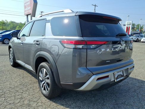 Used 2025 Nissan Pathfinder SL AWD/4WD image 6