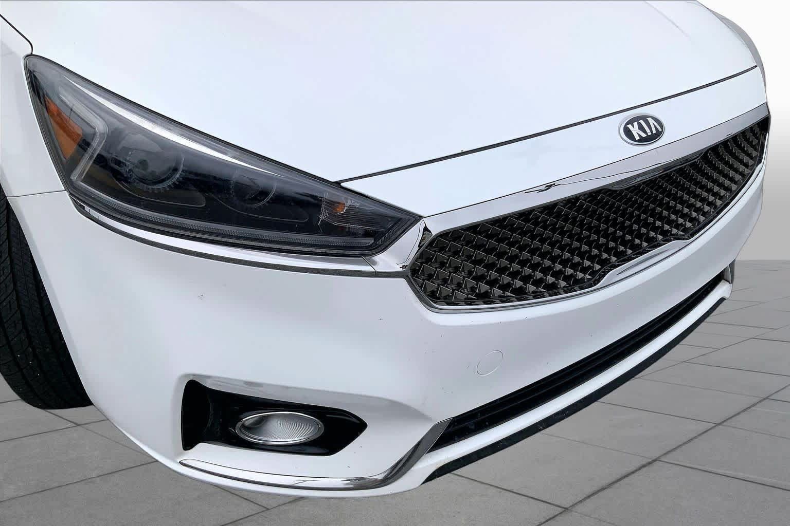 Used 2017 Kia Cadenza Premium w/ Luxury Package FWD image 28