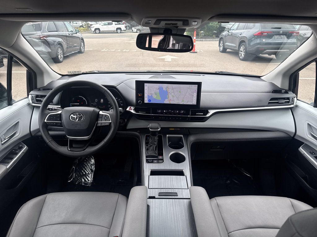 Used 2026 Toyota Sienna XLE AWD/4WD image 12