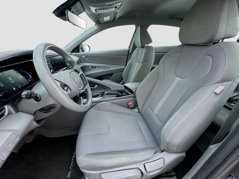 Used 2025 Hyundai Elantra SE FWD image 13