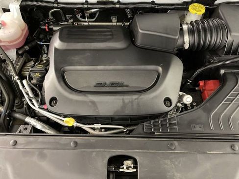 Used 2025 Chrysler Pacifica Limited image 36