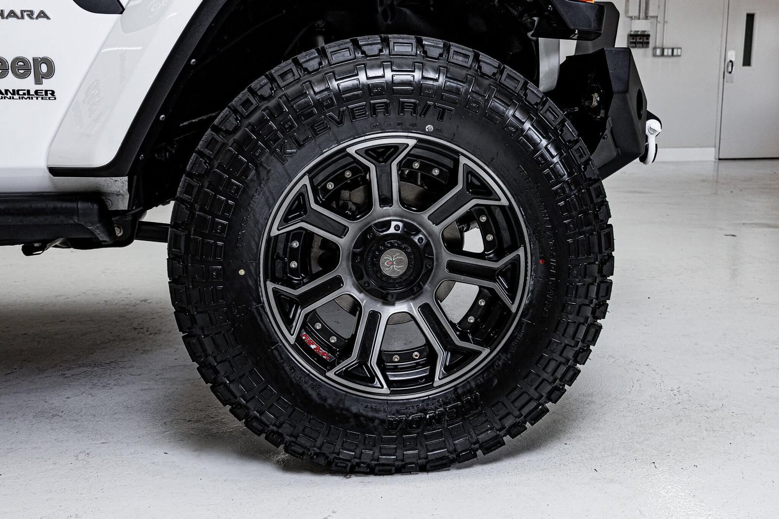 Used 2022 Jeep Wrangler Unlimited Sahara w/ Cold Weather Group AWD/4WD image 11