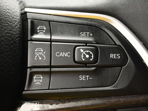 Used 2023 Jeep Grand Cherokee L Limited AWD/4WD image 22