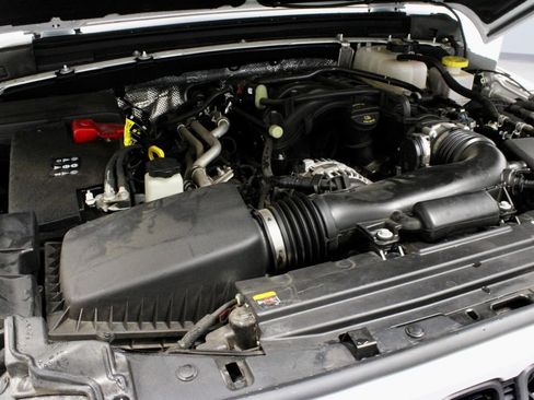 Used 2025 Jeep Gladiator Sport AWD/4WD image 16