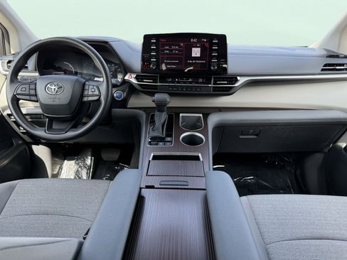 Used 2024 Toyota Sienna LE image 58