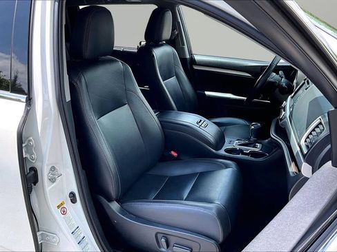 Used 2019 Toyota Highlander XLE AWD/4WD image 28