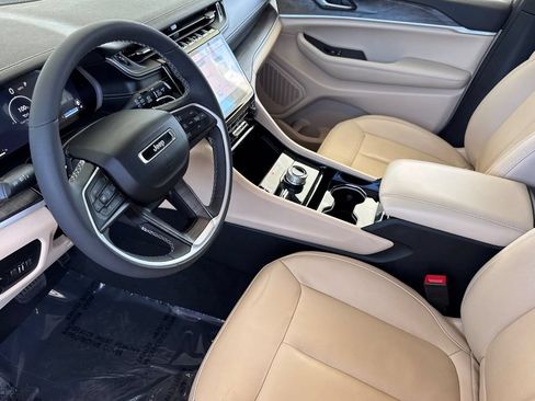 Used 2023 Jeep Grand Cherokee Limited AWD/4WD image 12