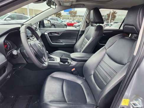 Used 2021 Toyota RAV4 XLE Premium image 8