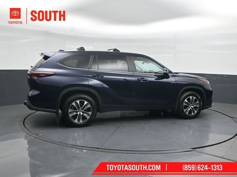 Used 2024 Toyota Highlander XLE AWD/4WD image 3