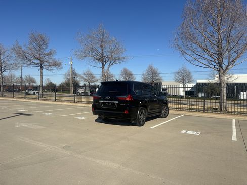 Used 2021 Lexus LX 570 4WD w/ Luxury Package image 4